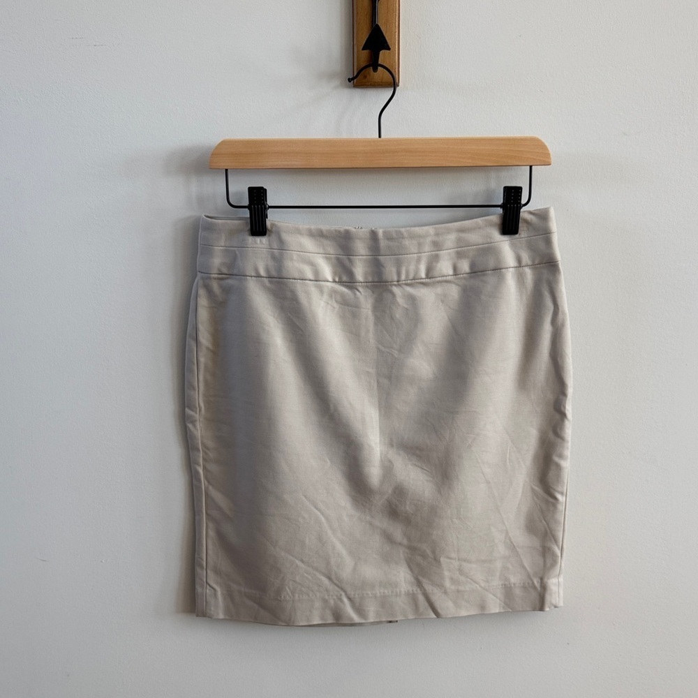 🤍 Banana Republic Cream Skirt
Size 4P (Petite)